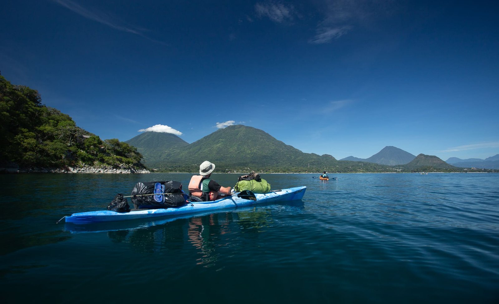 Experiencia de kayak en el lago Atitlán con paisajes montañosos