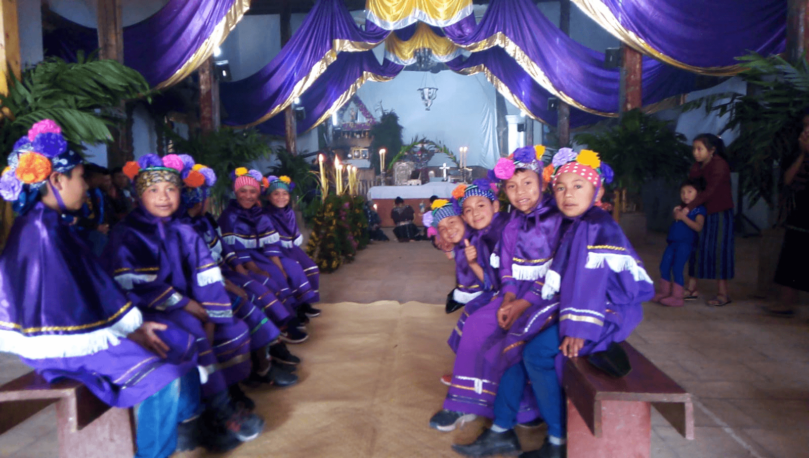 Men who carry an anda are called cucuruchos and female bearers are called cargadoras.