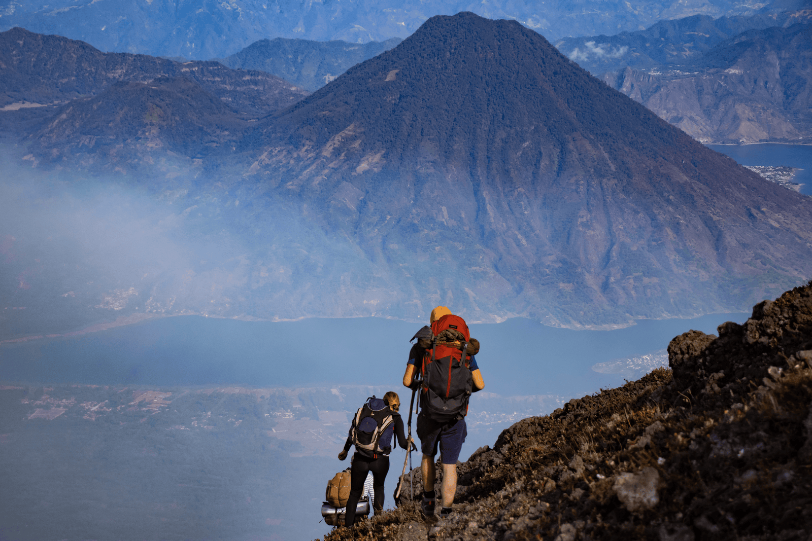 Hikers on the steep slopes of volcáno San Pedro.
